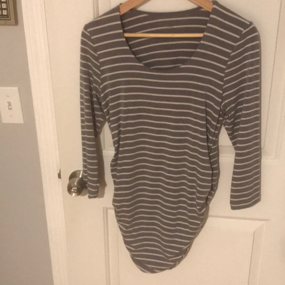 A Pea In the Pod side ruched 3/4 length shirt